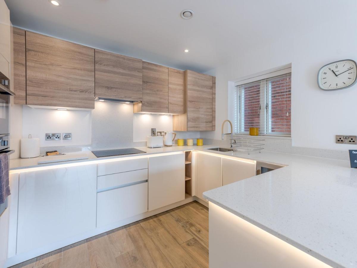 Pass The Keys Contemporary Apartment With Secure Parking Shrewsbury Exterior photo